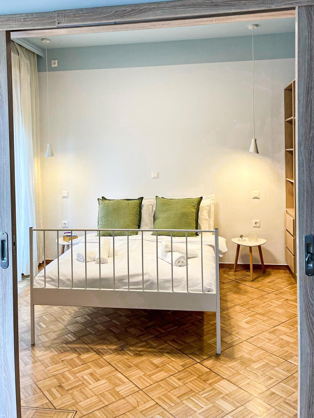 Near Metro + Port Apartment